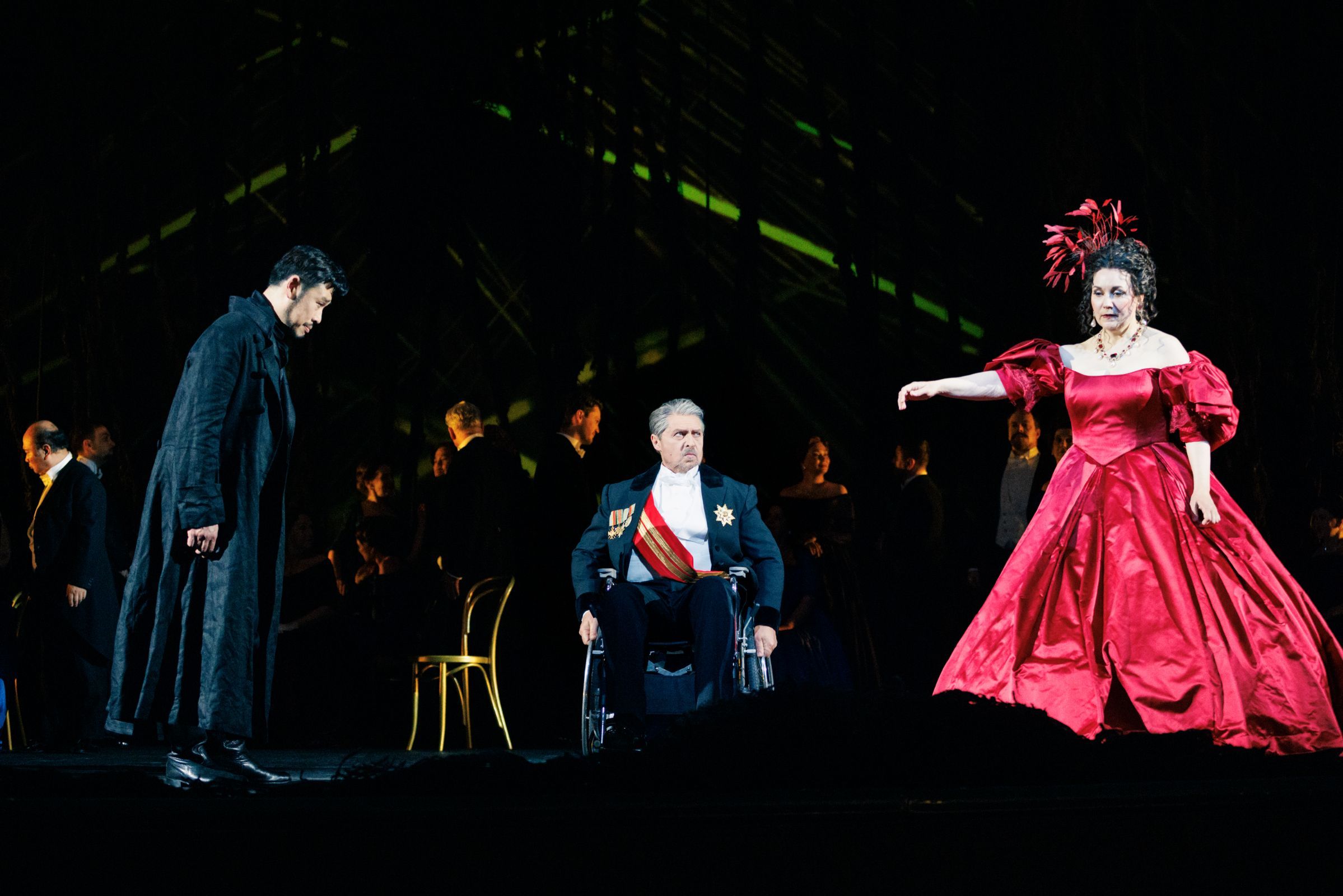 Tomohiro Takada (Onegin), Konstantin Gorny (Fürst Gremin) und Pauliina Linnosaari (Tatjana) © Felix Grünschloß
