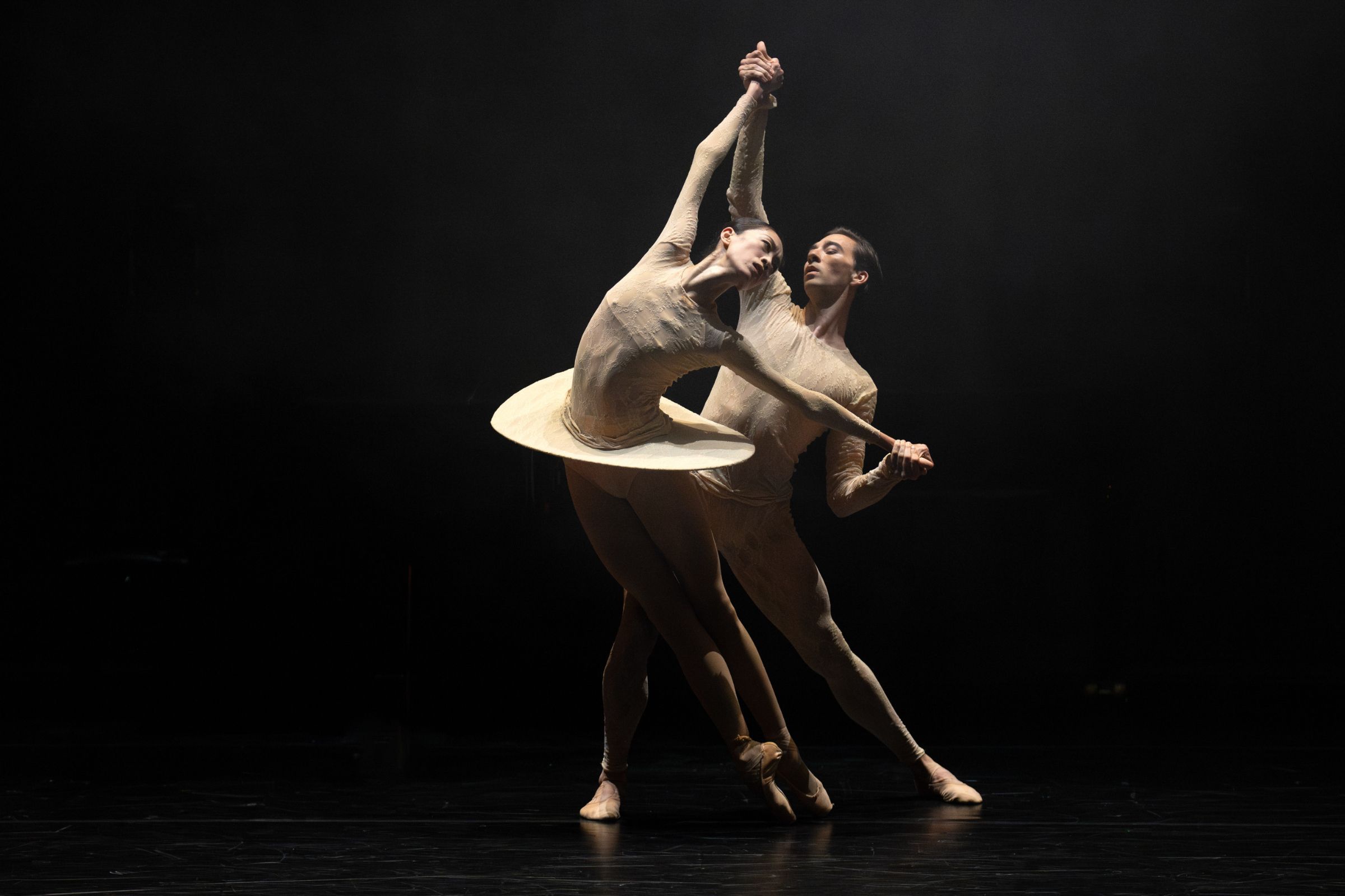 Sangeun Lee and Gareth Haw in William Forsythe's <i>Slingerland Duet</i> &copy; Deborah Jaffe