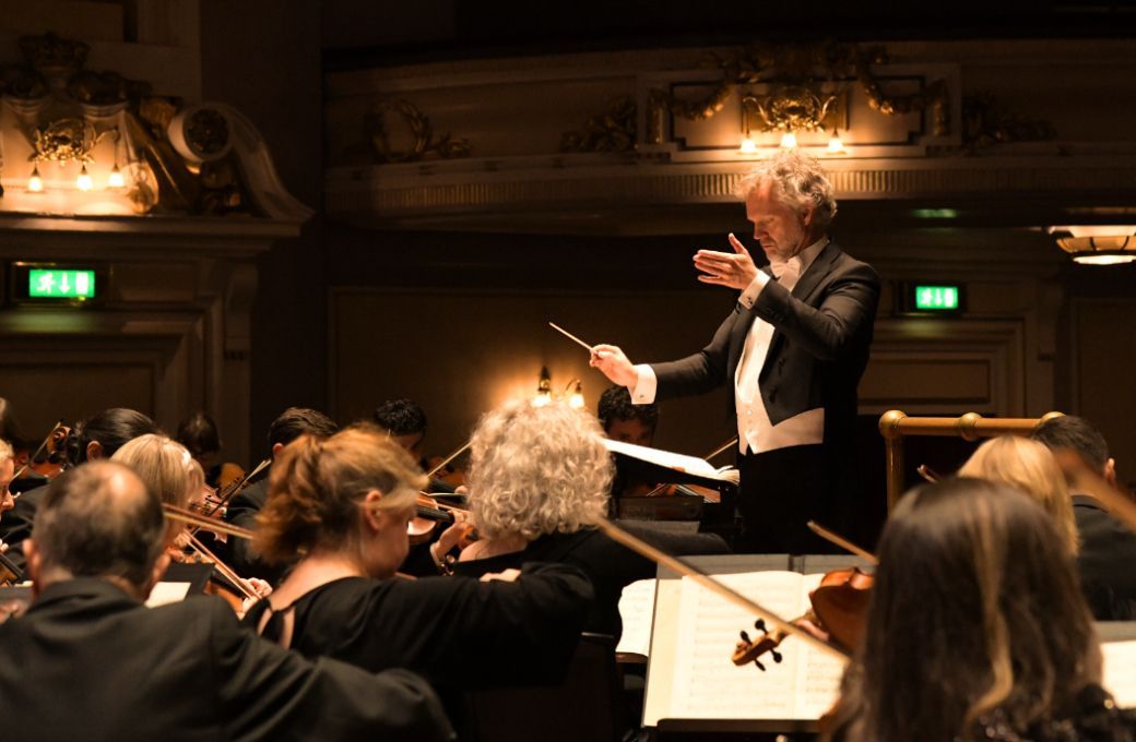 Thomas Søndergård conducts the Royal Scottish National Orchestra © Clara Cowen