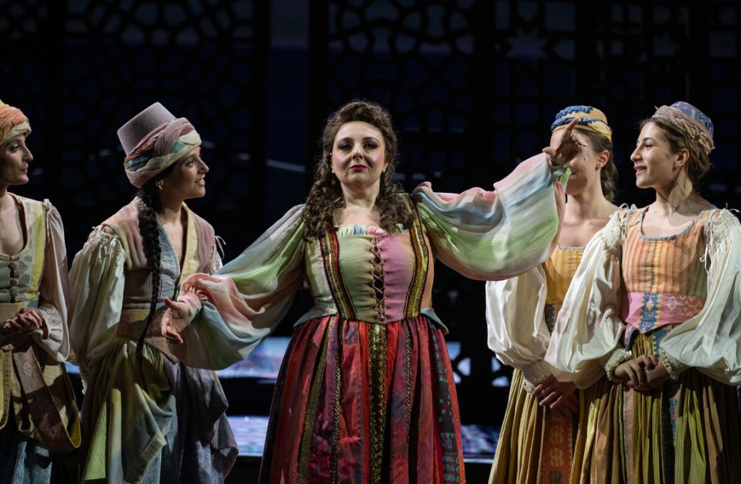 Chiara Amarù (Isabella) and ensemble &copy; Fabrizio Sansoni | Teatro dell’Opera di Roma