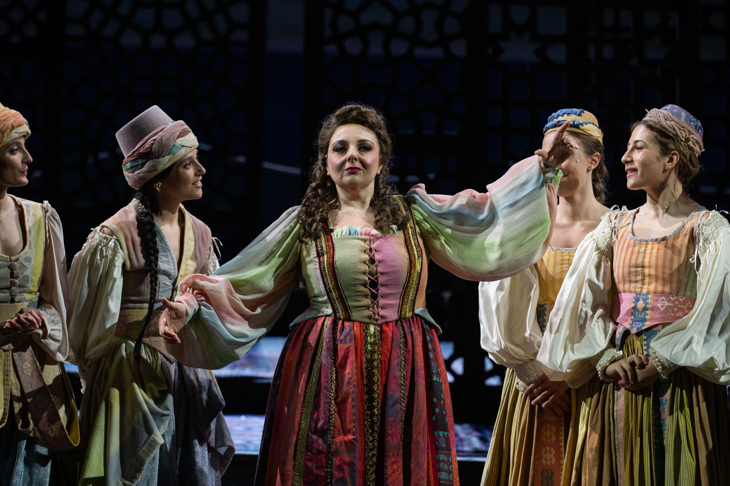 Chiara Amarù (Isabella) and ensemble &copy; Fabrizio Sansoni | Teatro dell’Opera di Roma