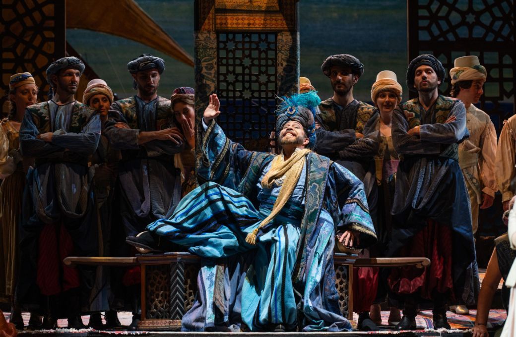 Paolo Bordogna (Mustaf&agrave;) and ensemble &copy; Fabrizio Sansoni | Teatro dell&rsquo;Opera di Roma