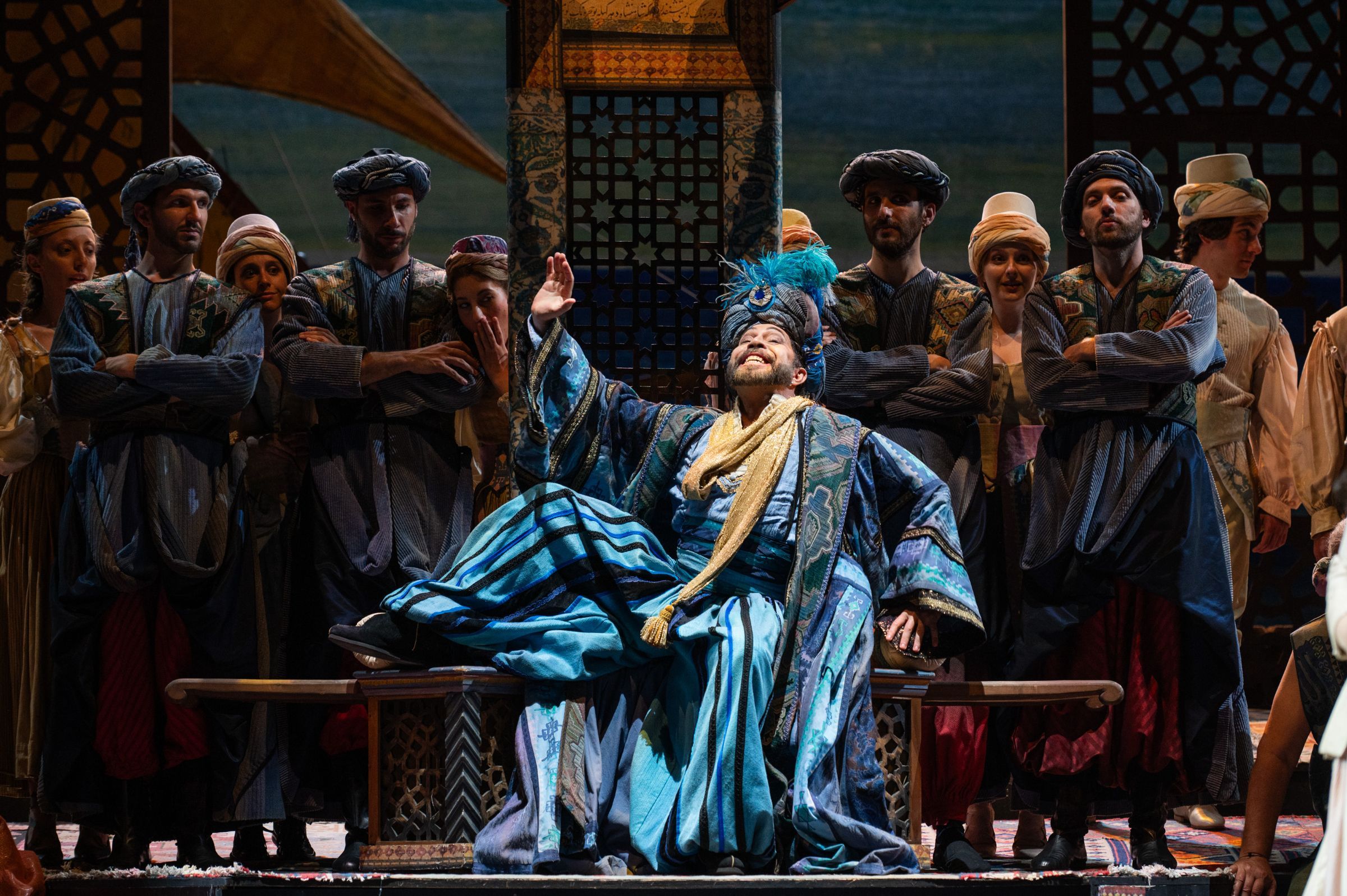 Paolo Bordogna (Mustafà) and ensemble &copy; Fabrizio Sansoni | Teatro dell’Opera di Roma
