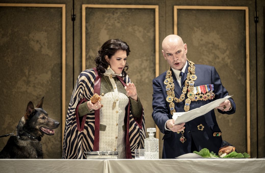 Donnie (dog), Victoria Khorosunova (Goneril) and T&oacute;mas T&oacute;masson (Lear) &copy; Petr Neubert