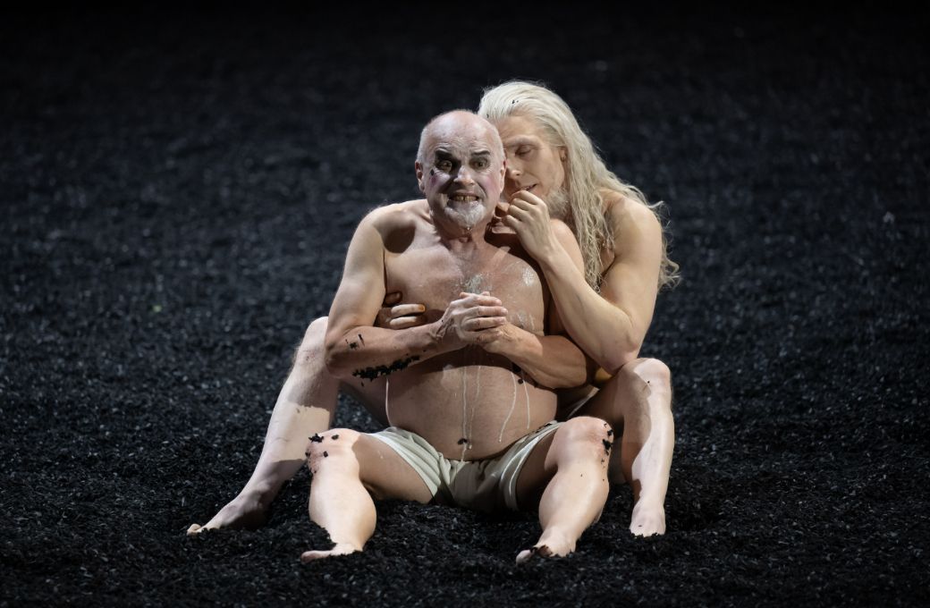 Christopher Purves (Saul) and Ru Charlesworth (Witch of Endor) &copy; &copy; Glyndebourne Productions Ltd. Photography by ASH