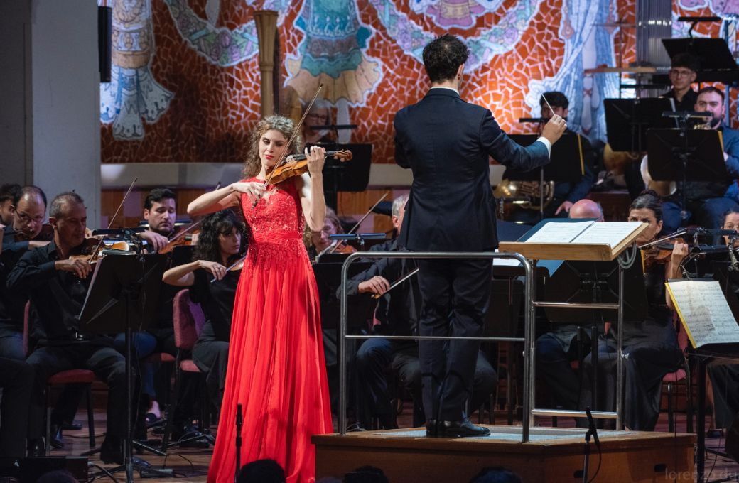 La violinista Heidi Hatch en el Palau de la Música con la Orquestra Simfònica del Vallés © Lorenzo Duaso | OSV