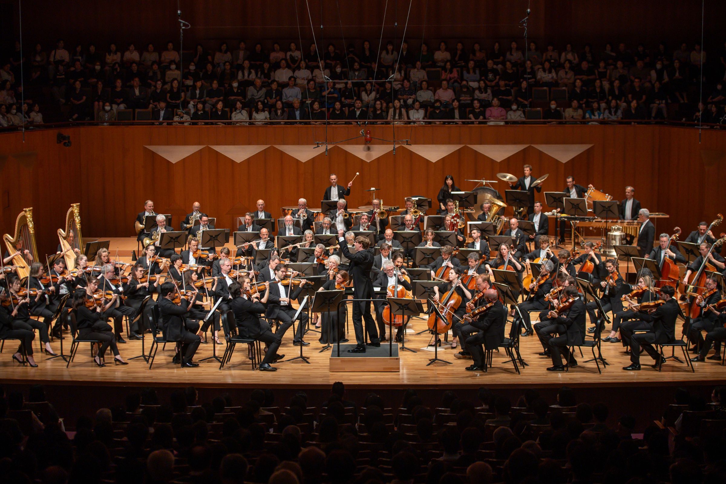 Klaus Mäkelä conducts the Orchestre de Paris © Vincero