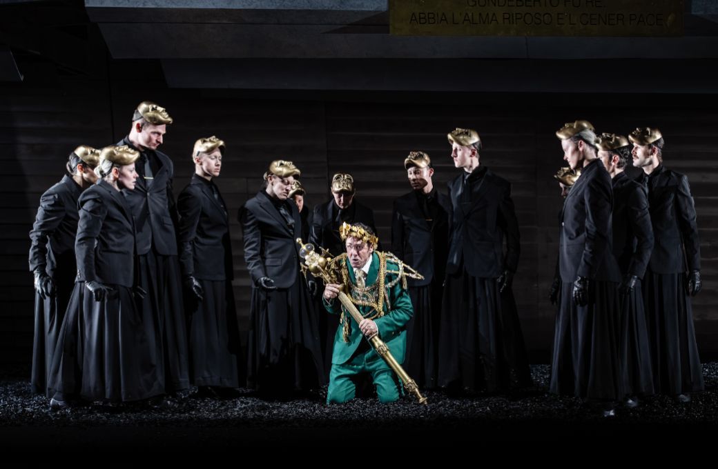 Ed Lyon (Grimoaldo) and ensemble © Julian Guidera