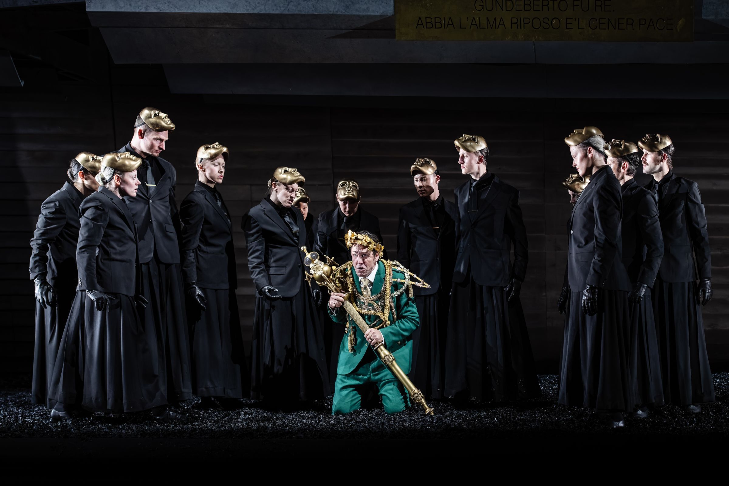 Ed Lyon (Grimoaldo) and ensemble © Julian Guidera