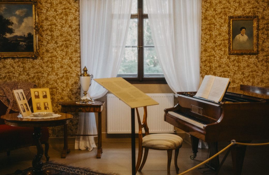 Smetana&rsquo;s piano, Jabkenice &copy; Dagmar Malinov&aacute; | Central Bohemia Tourist Board