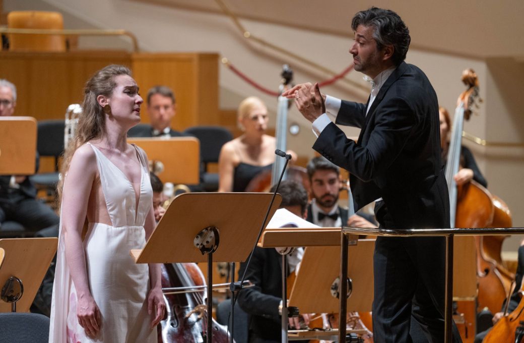 Nikola Hillebrand y David Afkham durante la interpretaci&oacute;n de <i>Escenas del Fausto de Goehte</i> &copy; Rafa Mart&iacute;n | OCNE