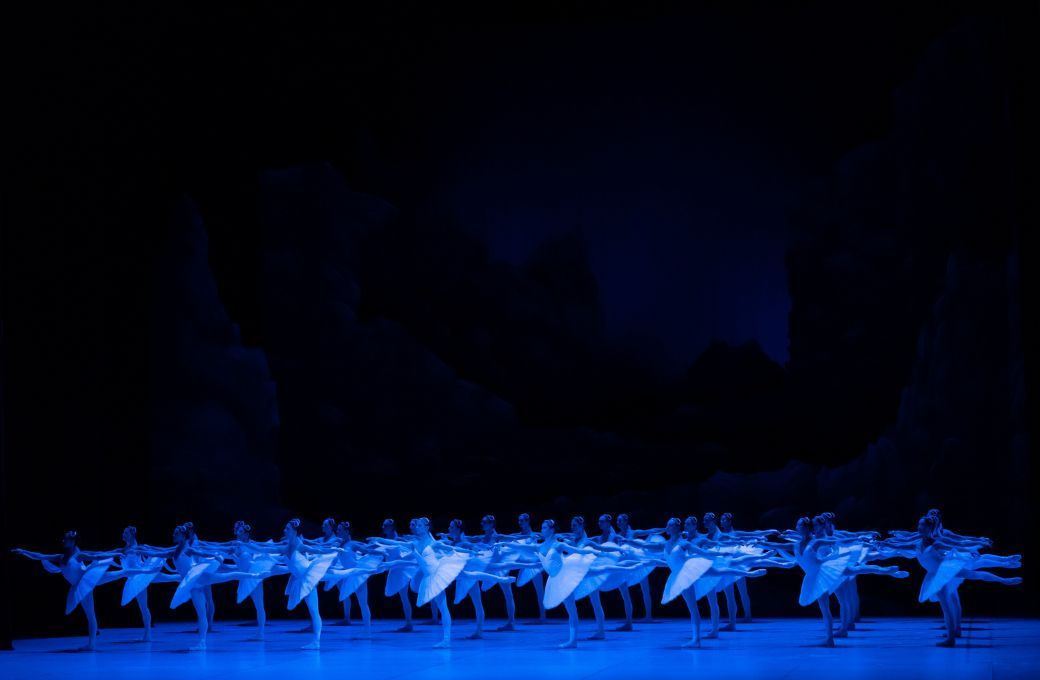 Hungarian National Ballet in the Kingdom of Shades from Albert Mirzoyan's <i>La Bayadère</i> © Valter Berecz / Hungarian State Opera