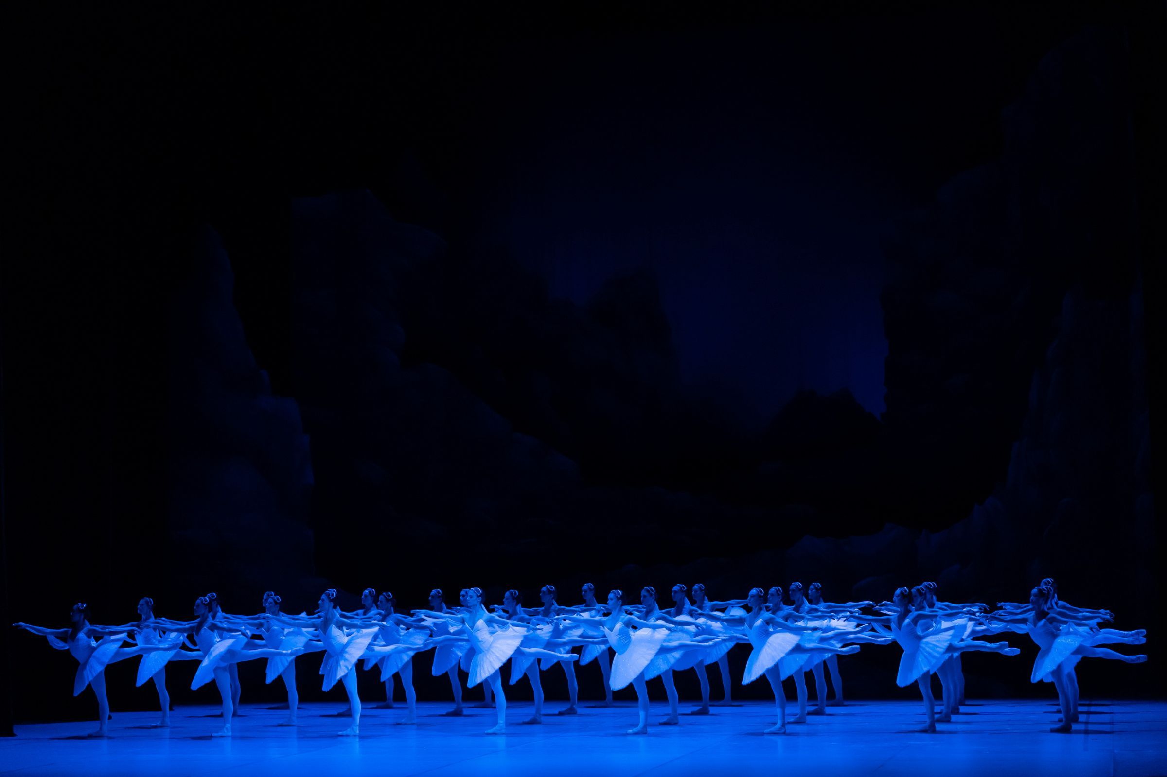 Hungarian National Ballet in the Kingdom of Shades from Albert Mirzoyan's <i>La Bayadère</i> &copy; Valter Berecz / Hungarian State Opera