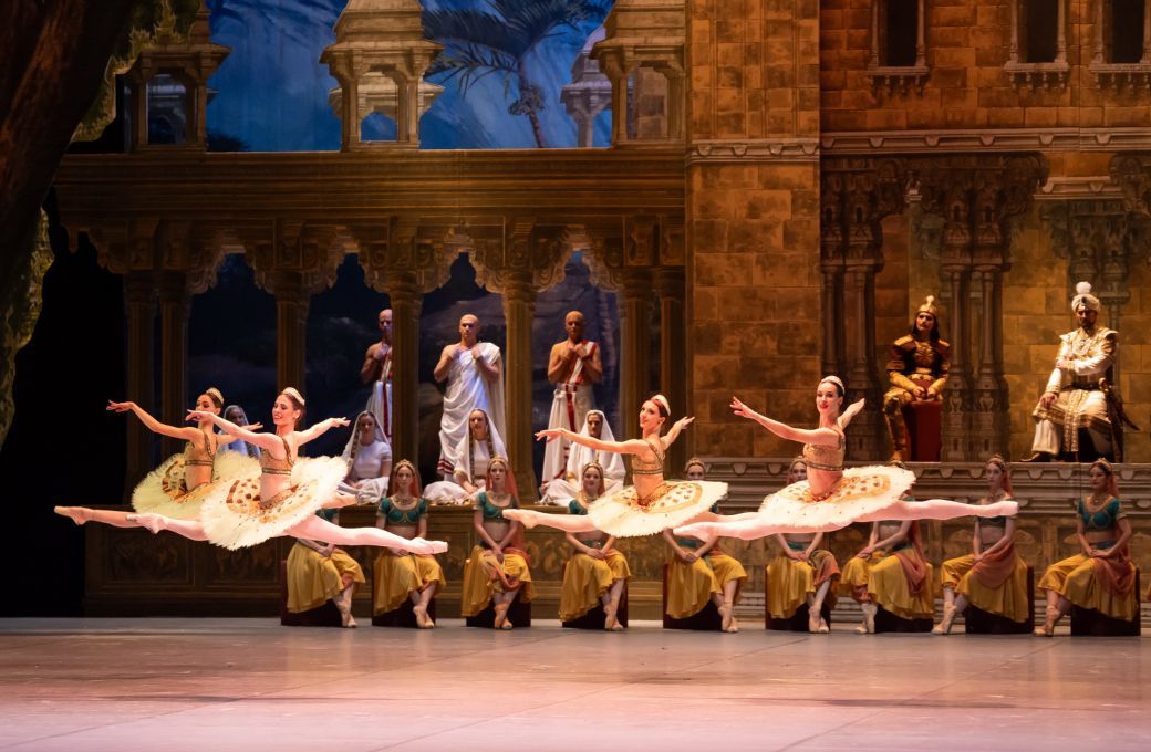 Hungarian National Ballet in Albert Mirzoyan's <i>La Bayad&egrave;re</i> &copy; Valter Berecz / Hungarian State Opera