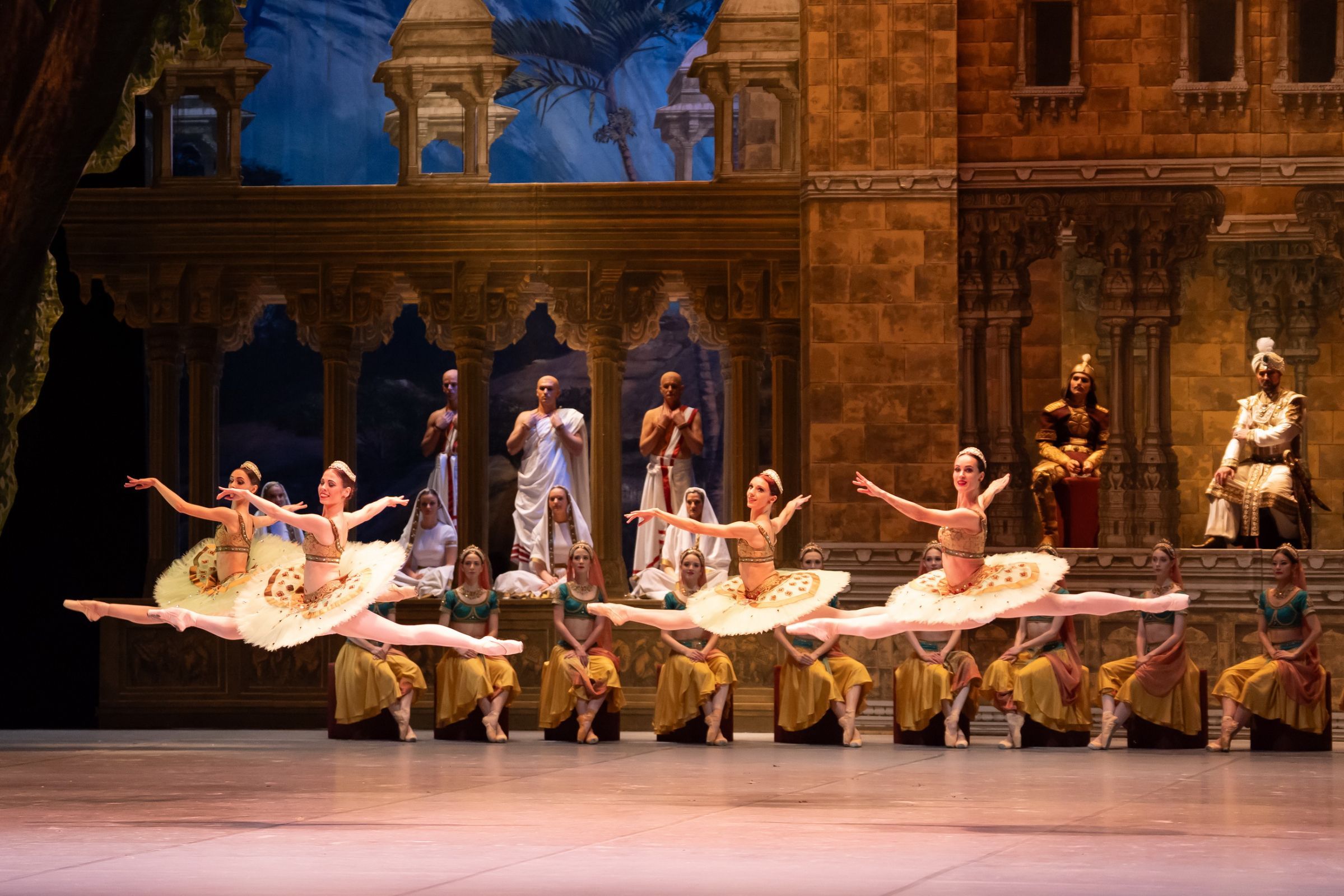 Hungarian National Ballet in Albert Mirzoyan's <i>La Bayadère</i> &copy; Valter Berecz / Hungarian State Opera