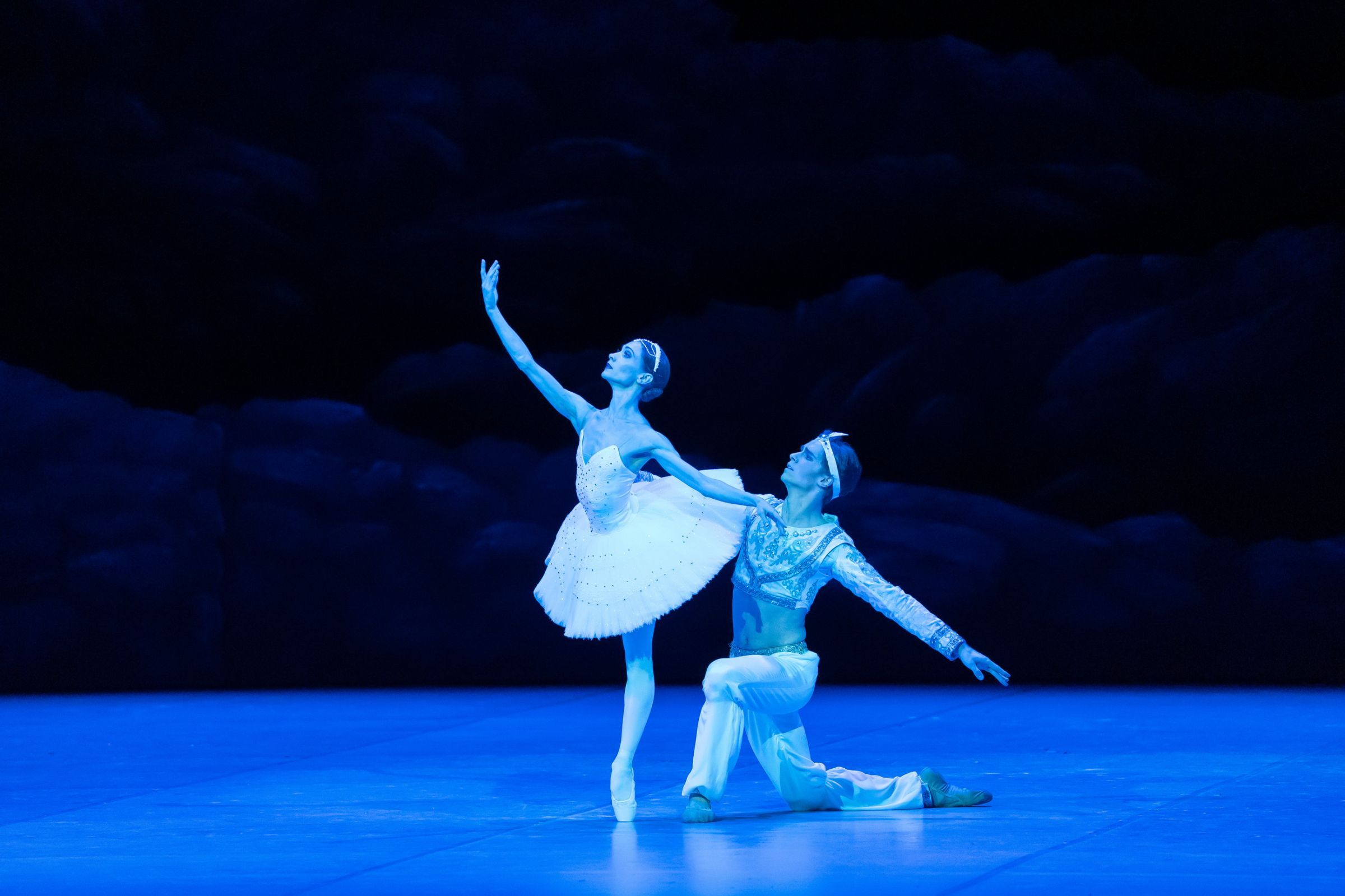 Tatyjana Melnyik (Nikiya) and Louis Scrivener (Solor) in <i>La Bayadère</i> &copy; Valter Berecz / Hungarian State Opera