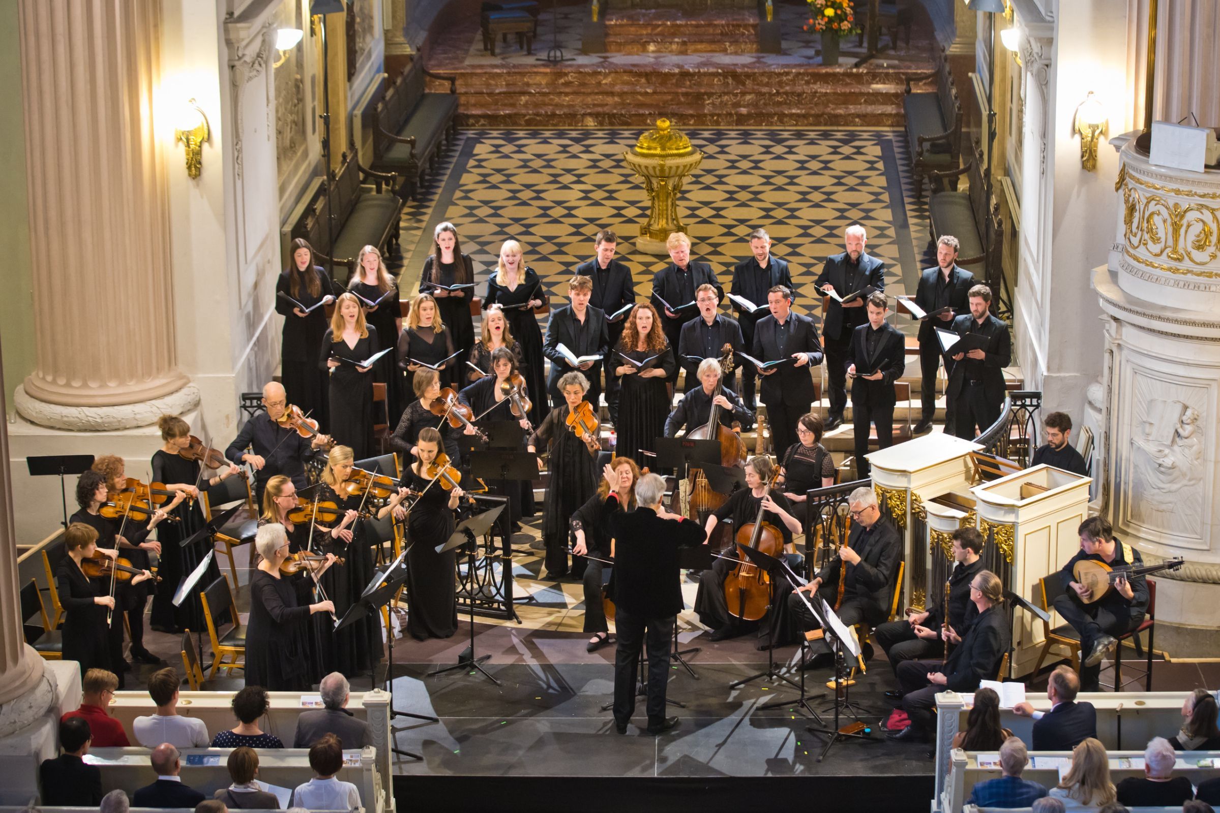 Sir John Eliot Gardiner dirigiert The Constellation Orchestra and Choir in der Nikolaikirche &copy; Gert Mothes