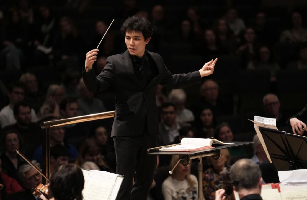 Euan Shields conducting the Hallé © Alex Burns | The Hallé