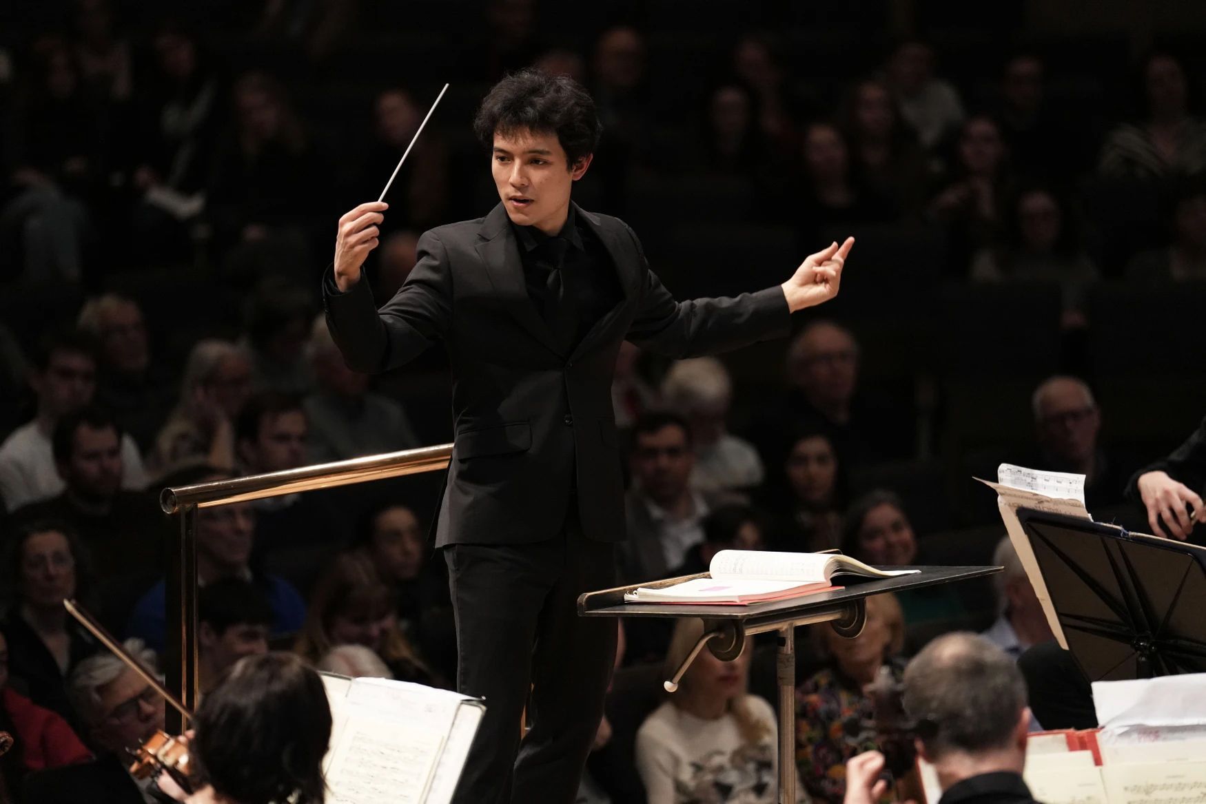 Euan Shields conducting the Hallé &copy; Alex Burns | The Hallé
