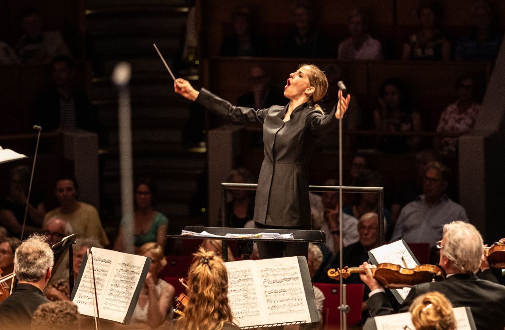 Karina Canellakis conducts the Netherlands Radio Philharmonic Orchestra © Melle Meivogel