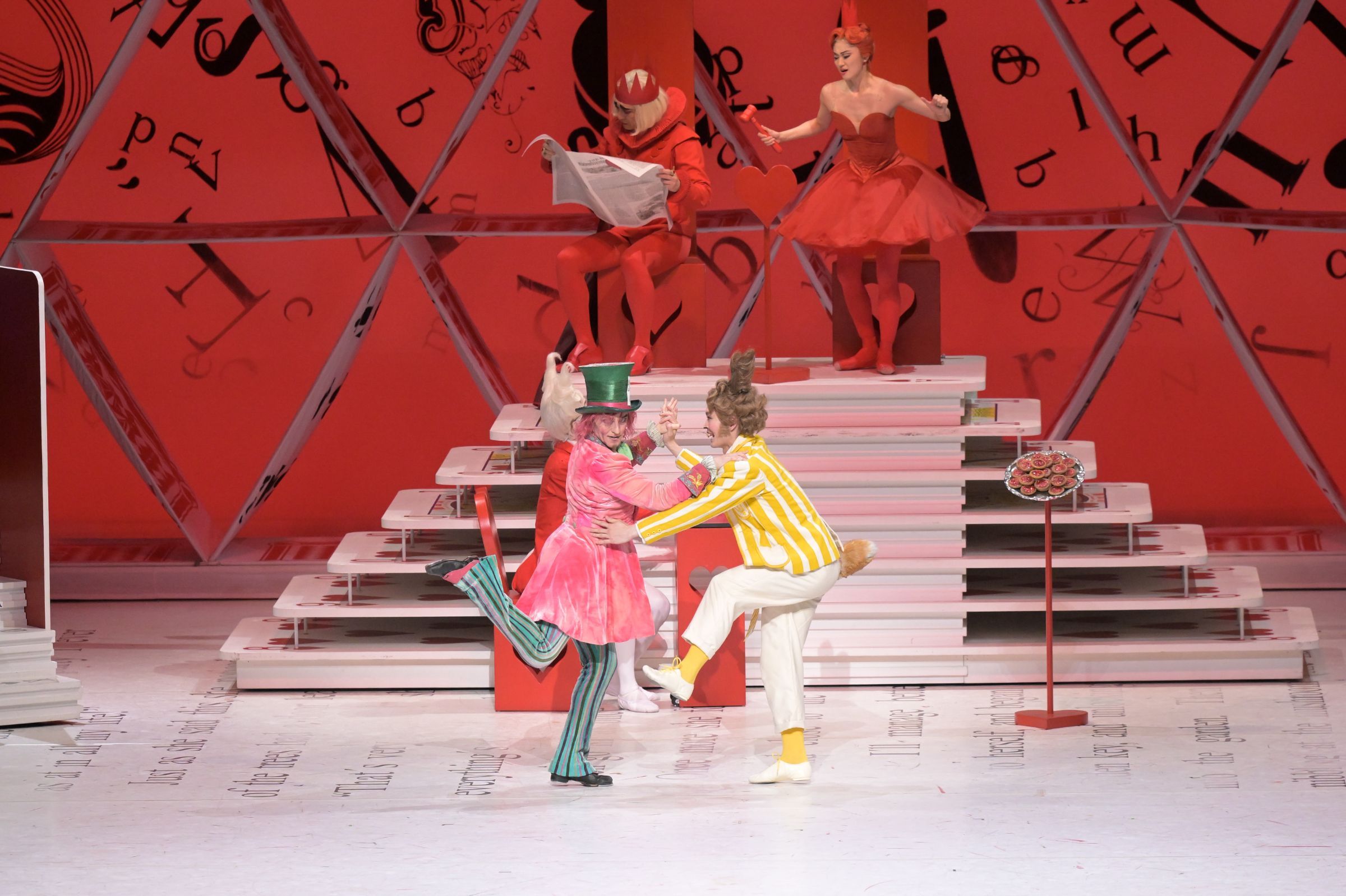 Steven McRae (Mad Hatter )and Yuki Kaminaka (March Hare) in <i>Alice's Adventures in Wonderland</i> &copy; Takashi Shikama
