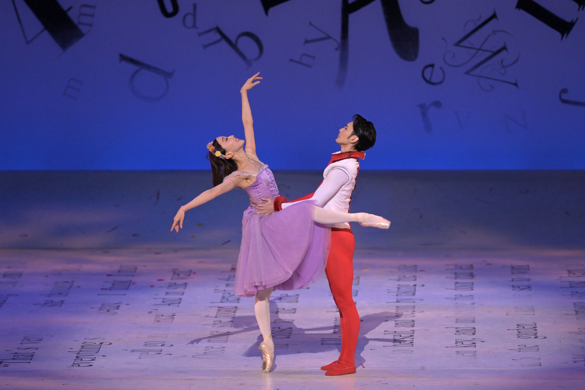 Yui Yonezawa (Alice) and Takafumi Watanabe (Knave of Hearts) in <i>Alice's Adventures in Wonderland</i> &copy; Takashi Shikama
