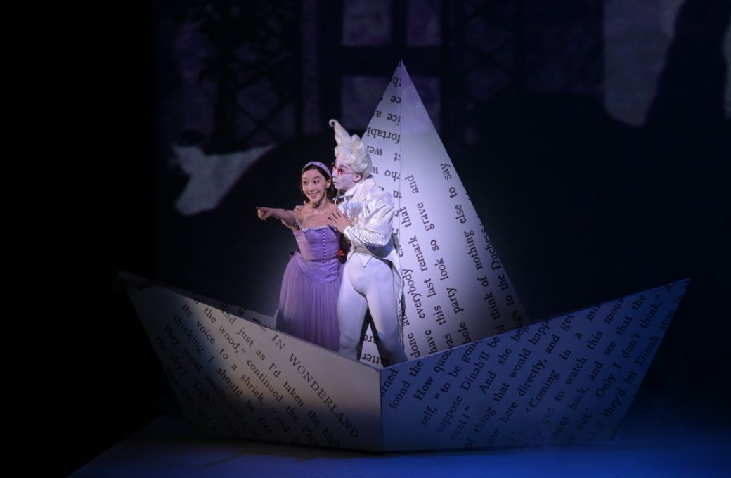 Yui Yonezawa (Alice) and Kosuke Okumura (White Rabbit) in <i>Alice's Adventures in Wonderland</i> &copy; Takashi Shikama