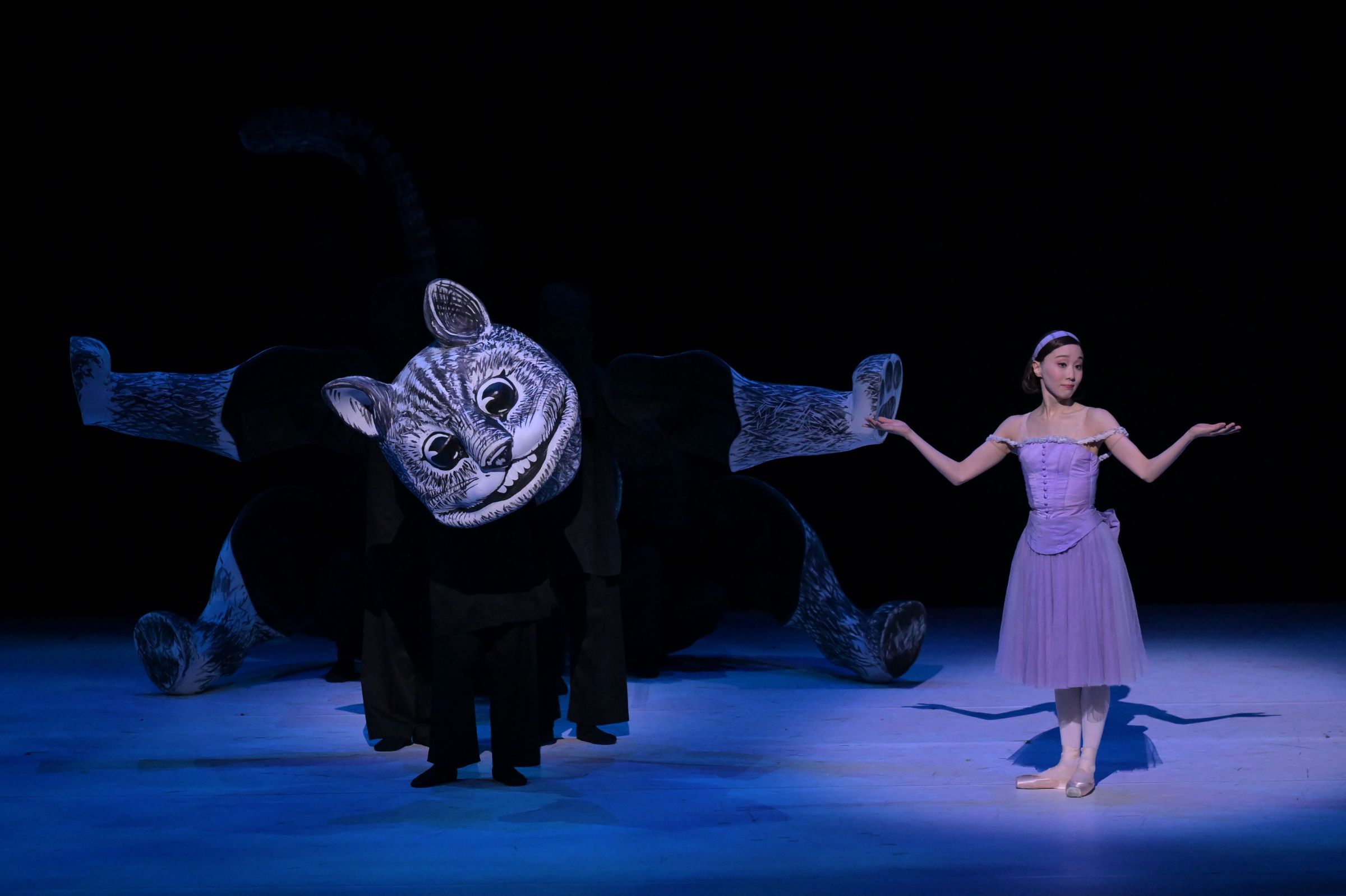 Yui Yonezawa (Alice) with the Cheshire Cat in <i>Alice's Adventures in Wonderland</i> &copy; Takashi Shikama