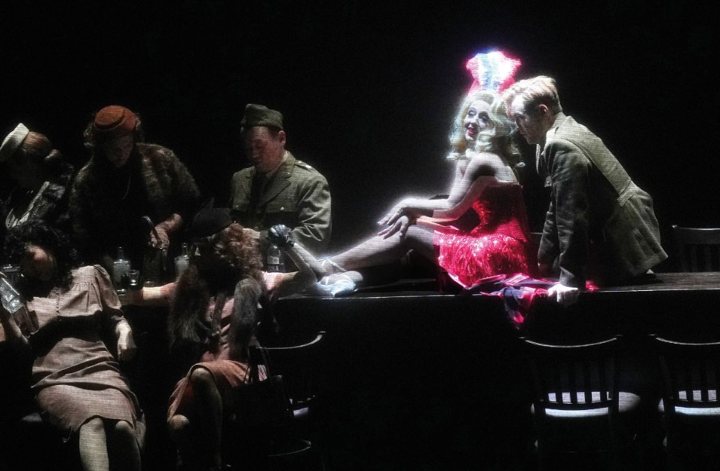 Holly Flack (Pauline), Seth Carico (Private) and the Arnold Schoenberg Chor &copy; Karl Forster
