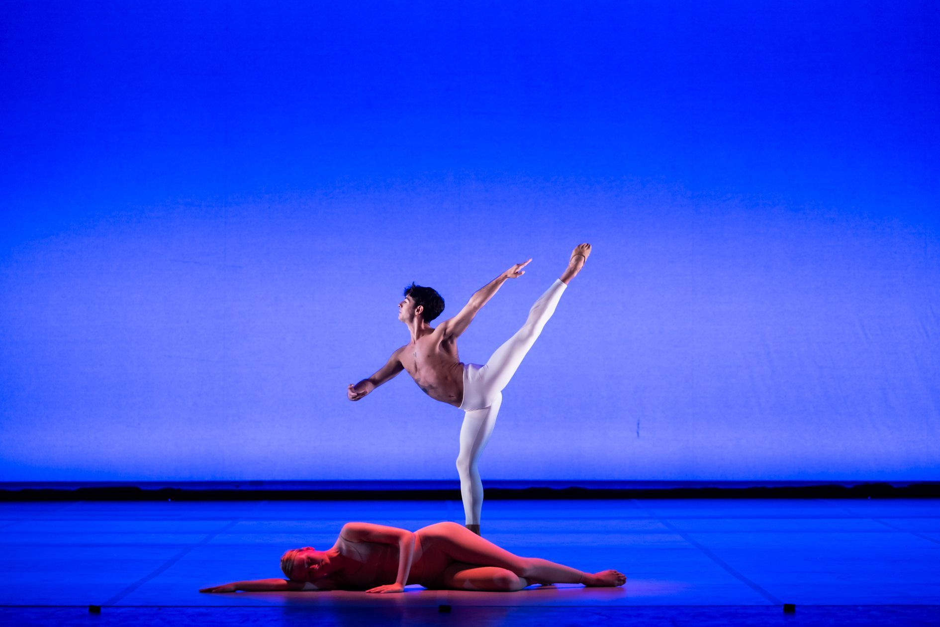 Jaime Almaraz and Angélique Brosse in Maurice Bejart's <i>Cantate 51</i> © Julien Benhamou
