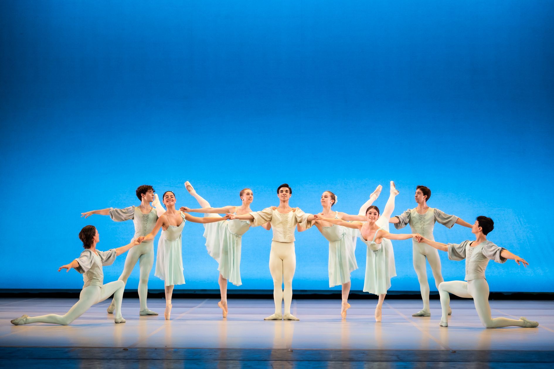 Paris Opera Junior Ballet in George Balanchine's <i>Allegro Brilliante</i> © Julien Benhamou