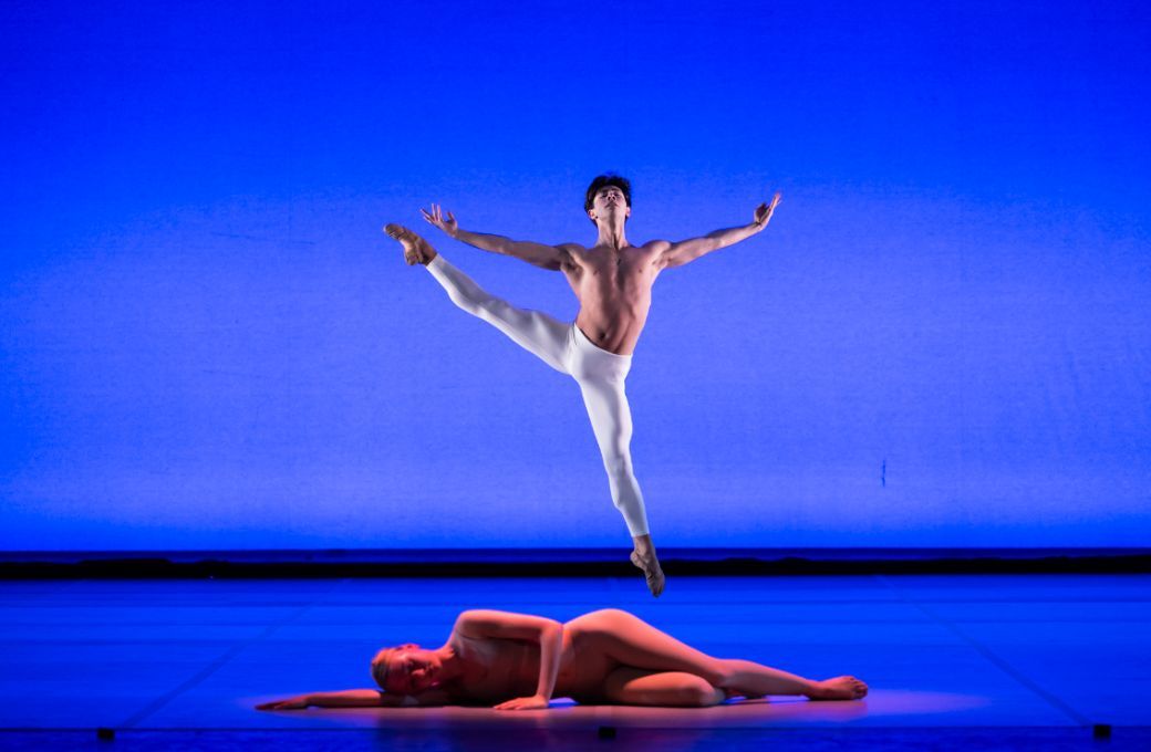 Jaime Almaraz Baizán in Béjart's <i>Cantate 51</i>, Paris Opera Junior Ballet © Julien Benhamou