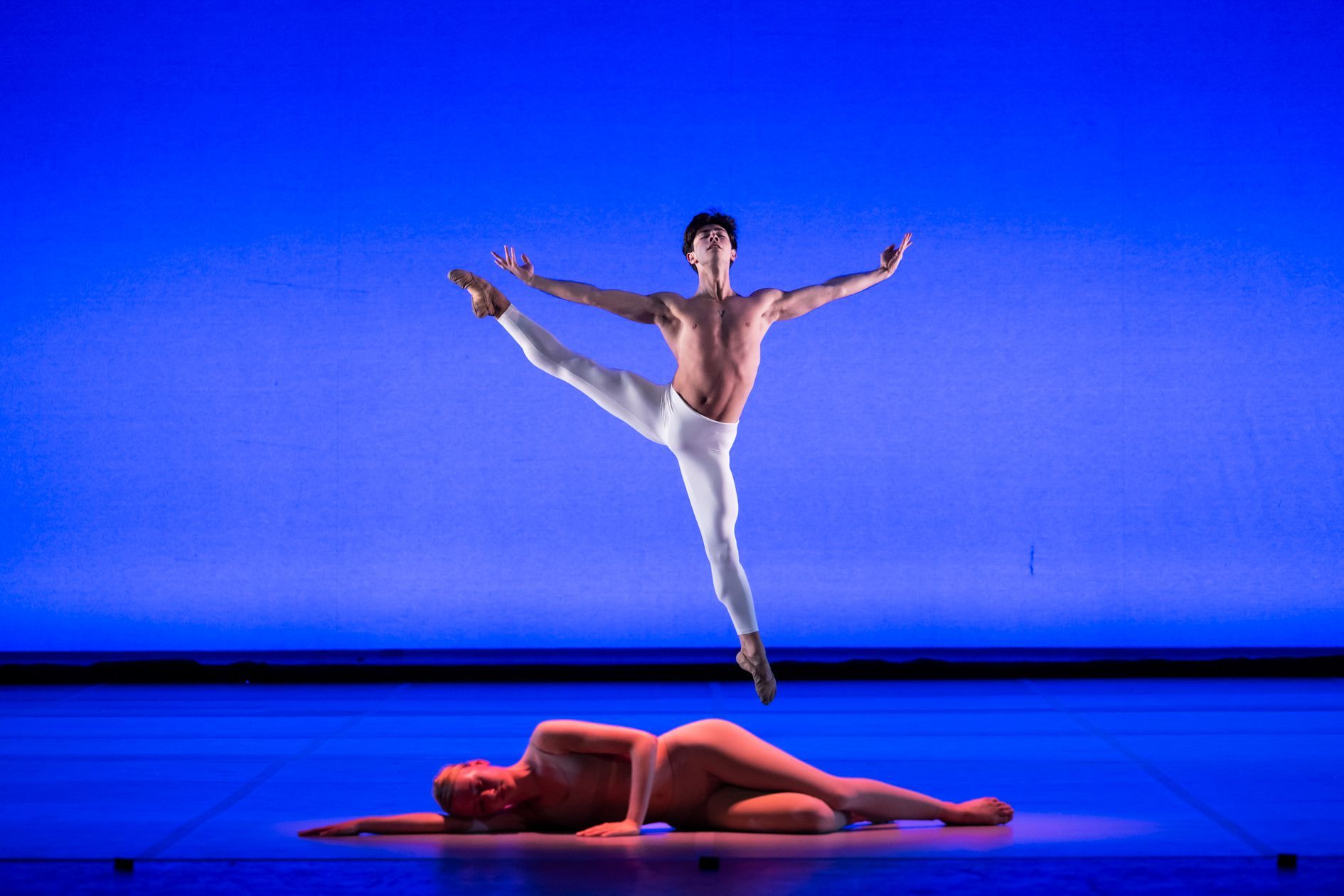 Jaime Almaraz Baizán in Béjart's <i>Cantate 51</i>, Paris Opera Junior Ballet © Julien Benhamou