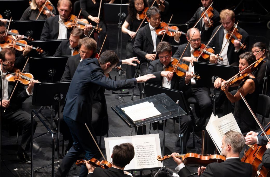 Maxime Pascal dirigiert das SWR Symphonieorchester &copy; Michael Gregonowits