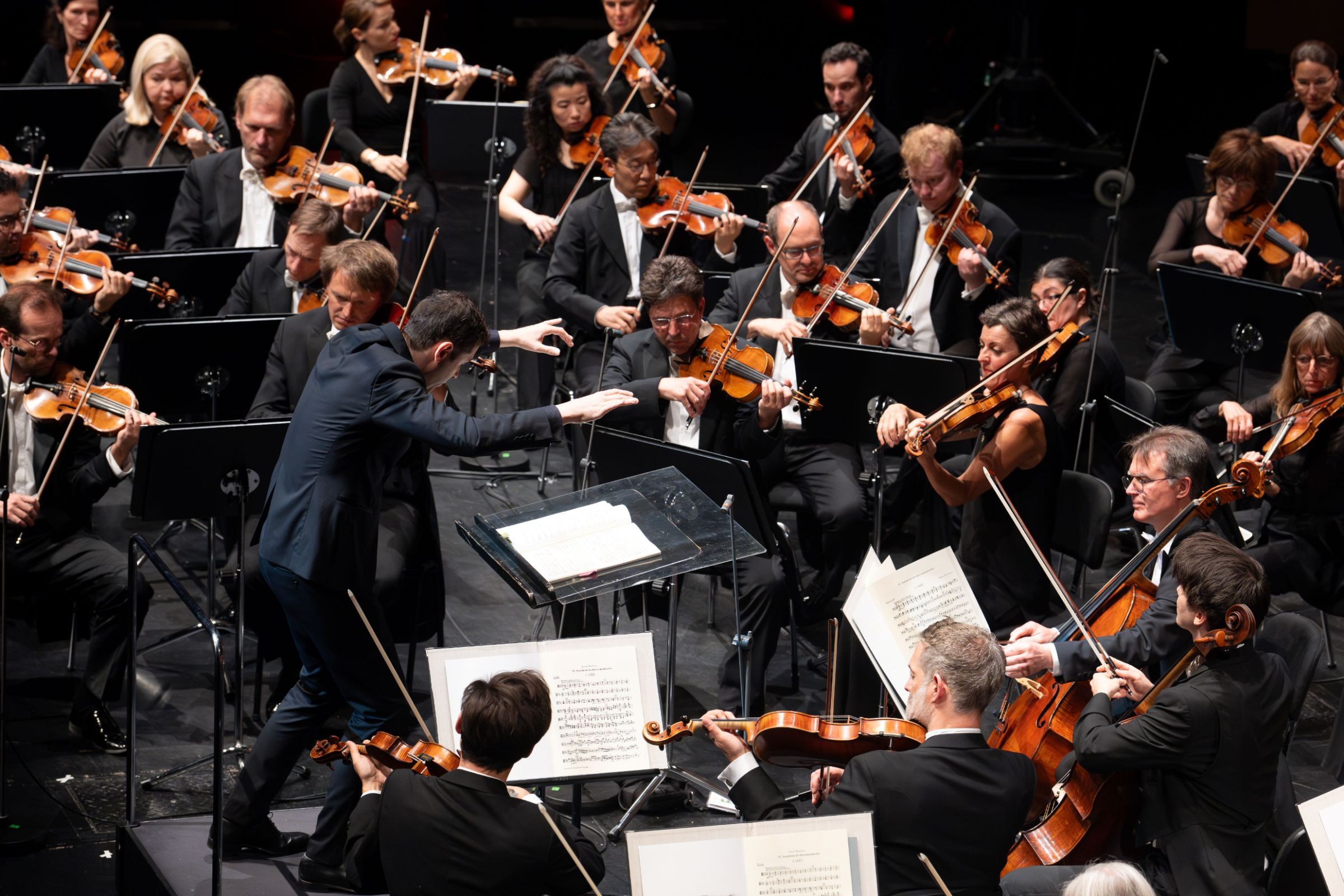 Maxime Pascal dirigiert das SWR Symphonieorchester &copy; Michael Gregonowits