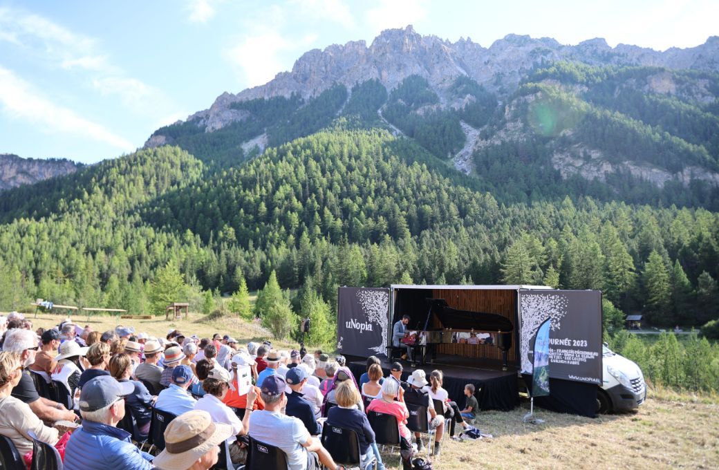 Un récital de Guilhem Fabre dans son camion-scène uNopia © Vars Passion