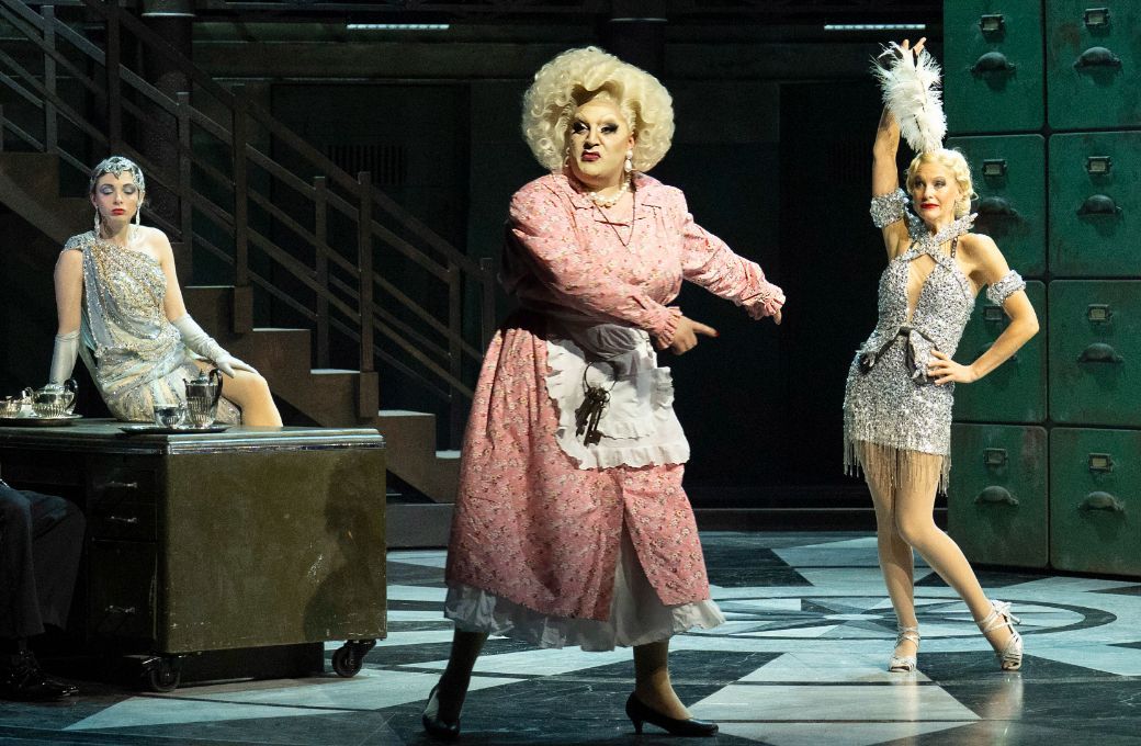 Myra Dubois (Frosch, centre stage) © Richard Hubert Smith