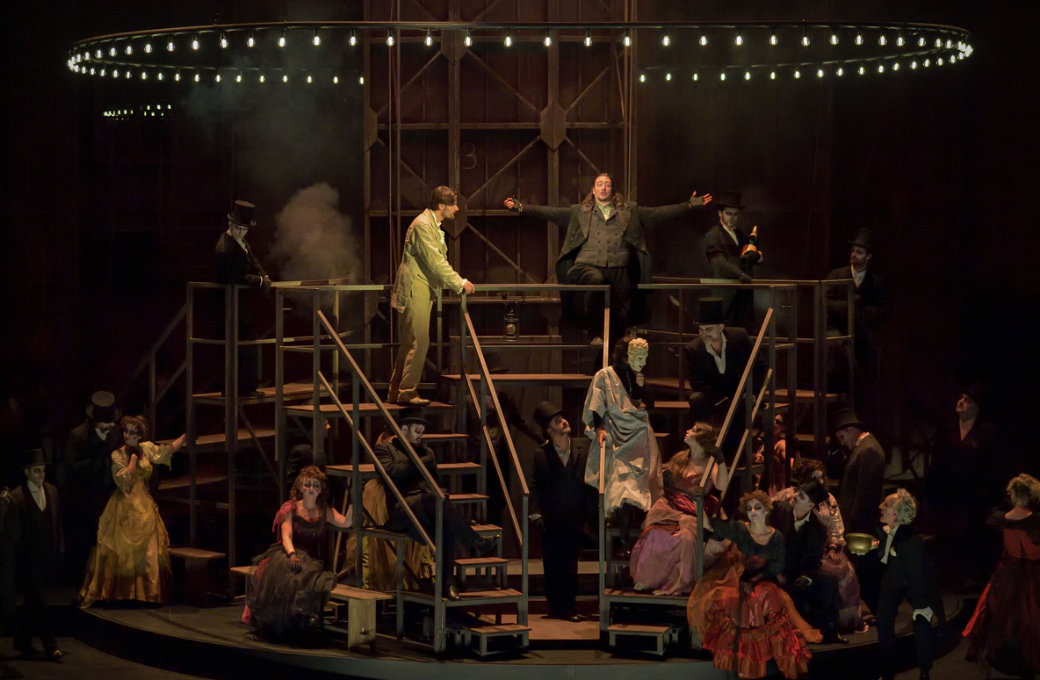 Julien Dran (Dr Faust), Jérôme Boutillier (Méphistophélès), chœur de l’Opéra de Lille &copy; Stefan Brion
