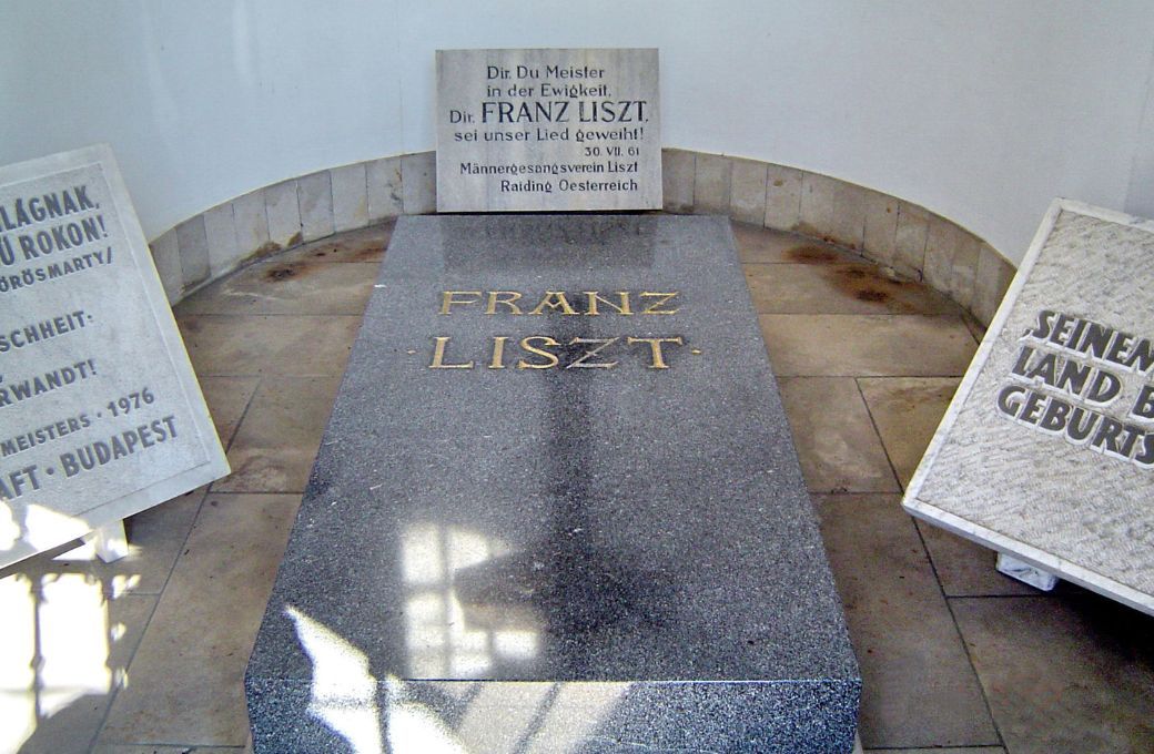 The gravestone of Franz Liszt, Stadtfriedhof Bayreuth &copy; Bayreuth2009 | Wikimedia Commons CC-BY-3.0