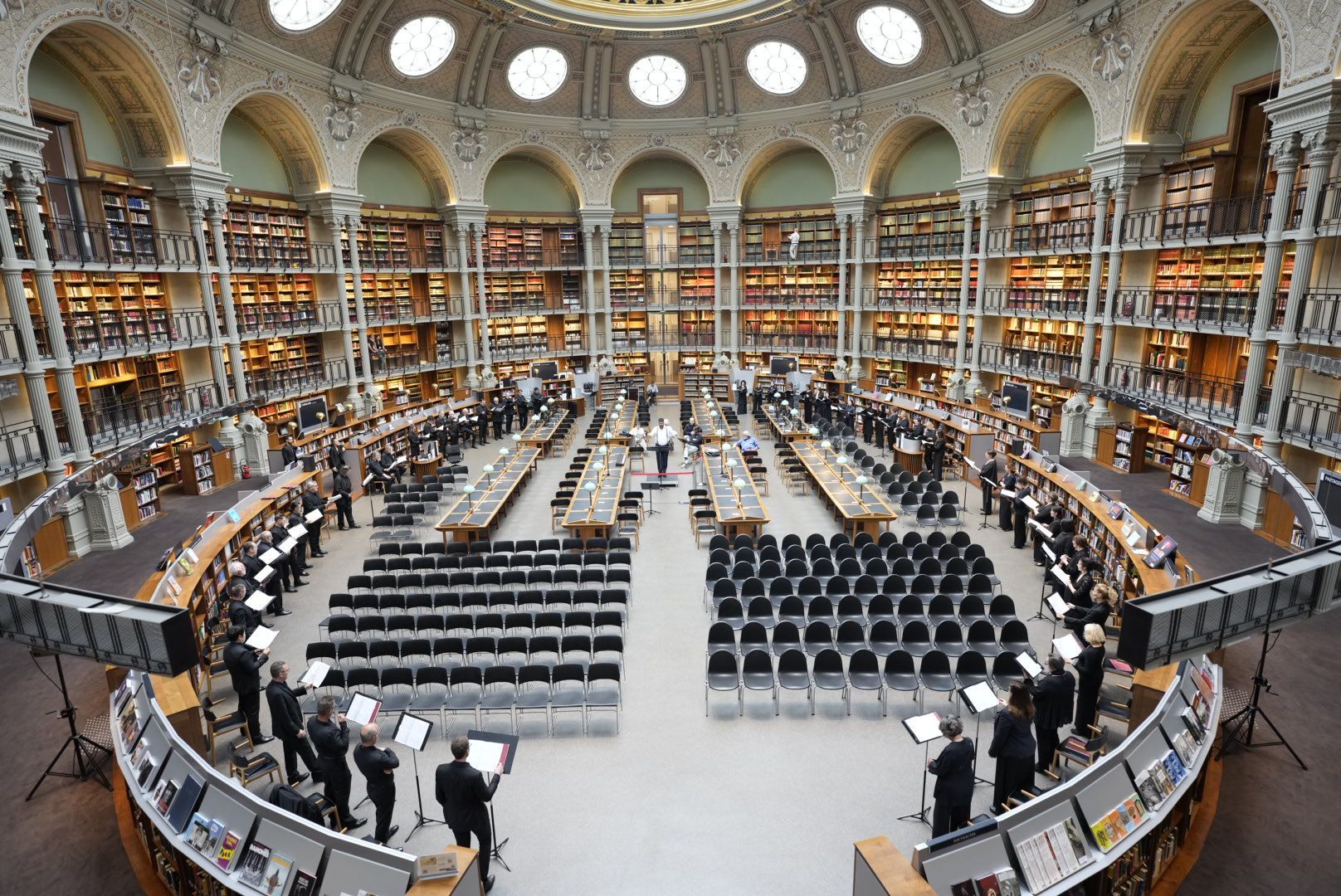 The Chœur de Radio France in rehearsal before a concert in the Oval Hall at the BnF © Christophe Abramowitz / Radio France