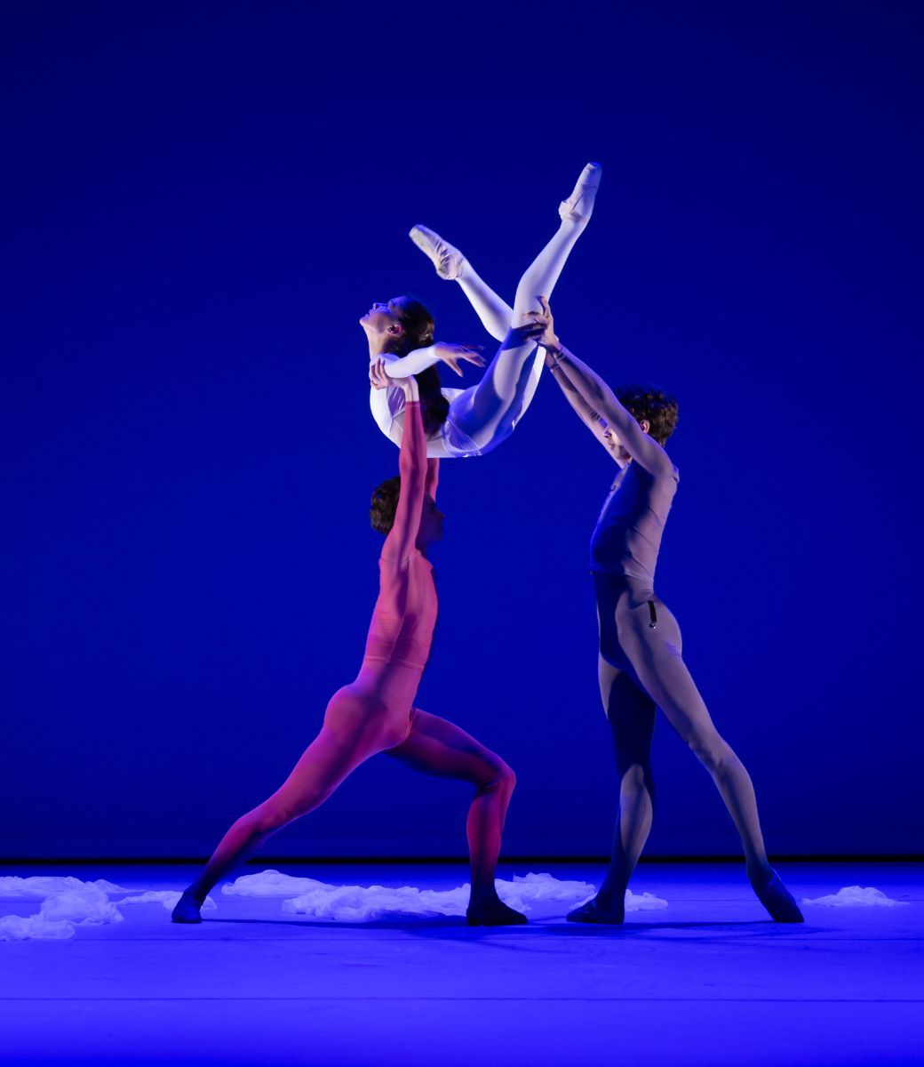 Upper School students in <i>Alecsolis 334</i> by student choreographer Fabrizzio Ulloa Cornejo © Photography by ASH