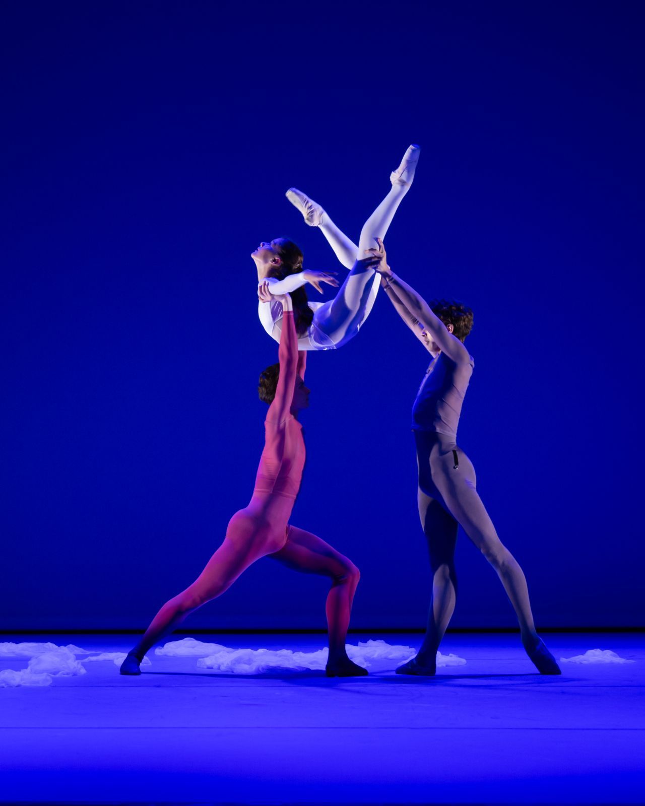 Upper School students in <i>Alecsolis 334</i> by student choreographer Fabrizzio Ulloa Cornejo © Photography by ASH