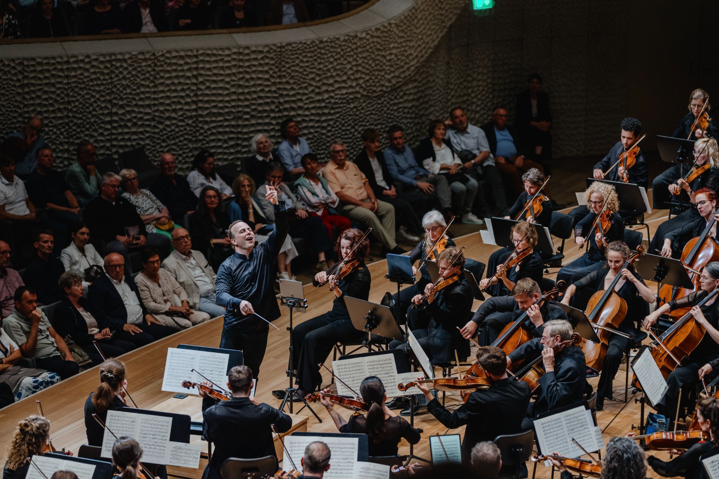 Yannick Nézét-Séguin conducts the Orchestre Métropolitain de Montréal &copy; François Goupil