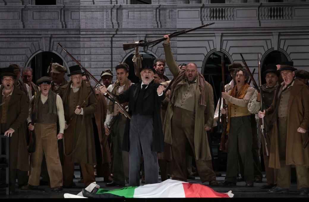 Michele Pertusi (Oroveso) and chorus © Brescia e Amisano | Teatro alla Scala