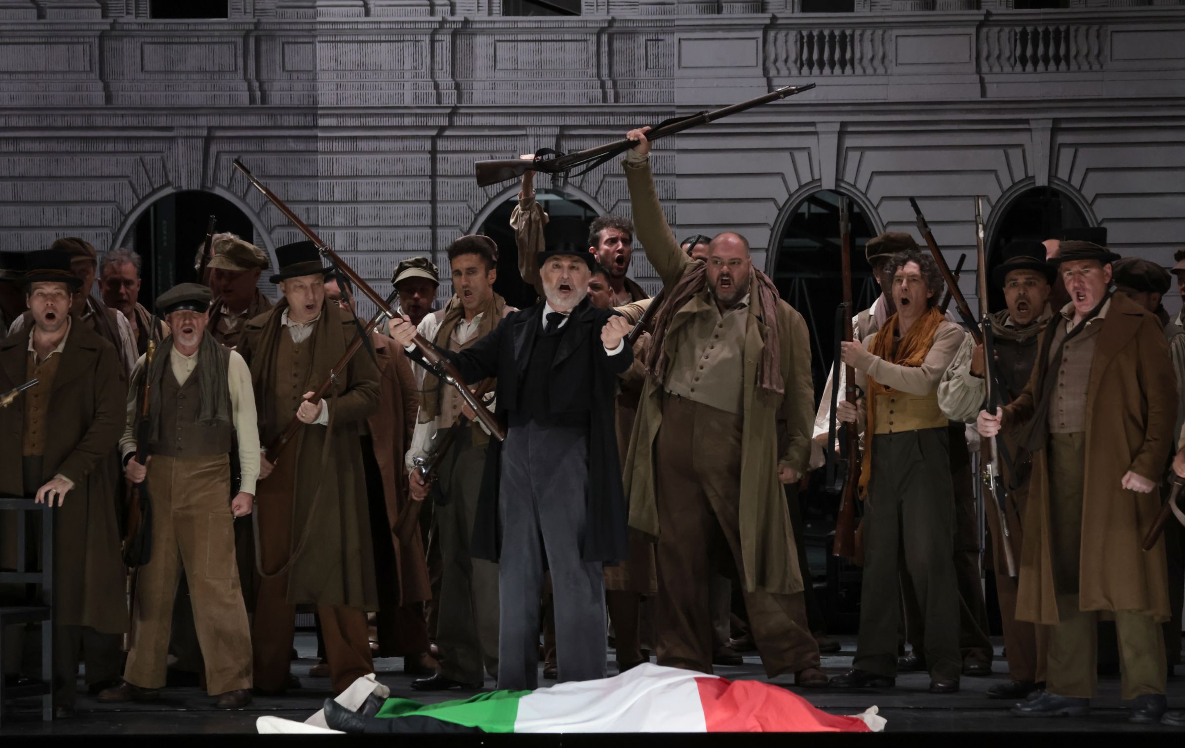 Michele Pertusi (Oroveso) and chorus © Brescia e Amisano | Teatro alla Scala