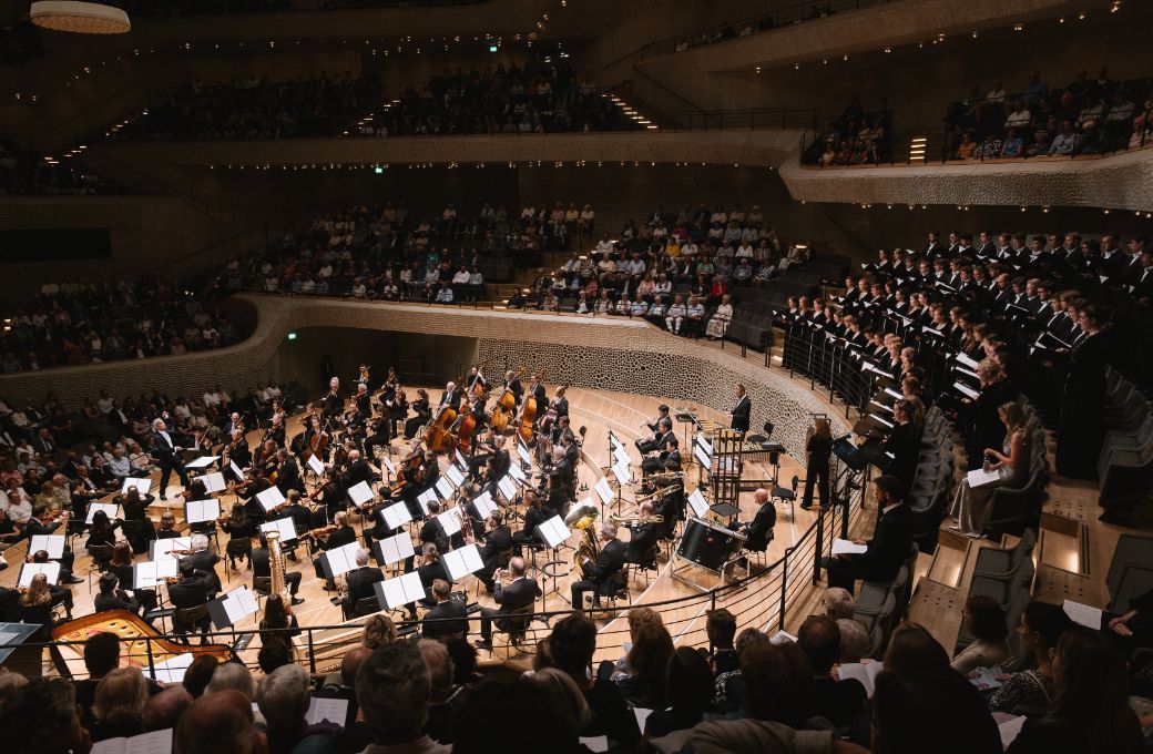 Kent Nagano conducts the Philharmonisches Staatsorchester Hamburg and Audi Jugendchorakademie &copy; Daniel Dittus