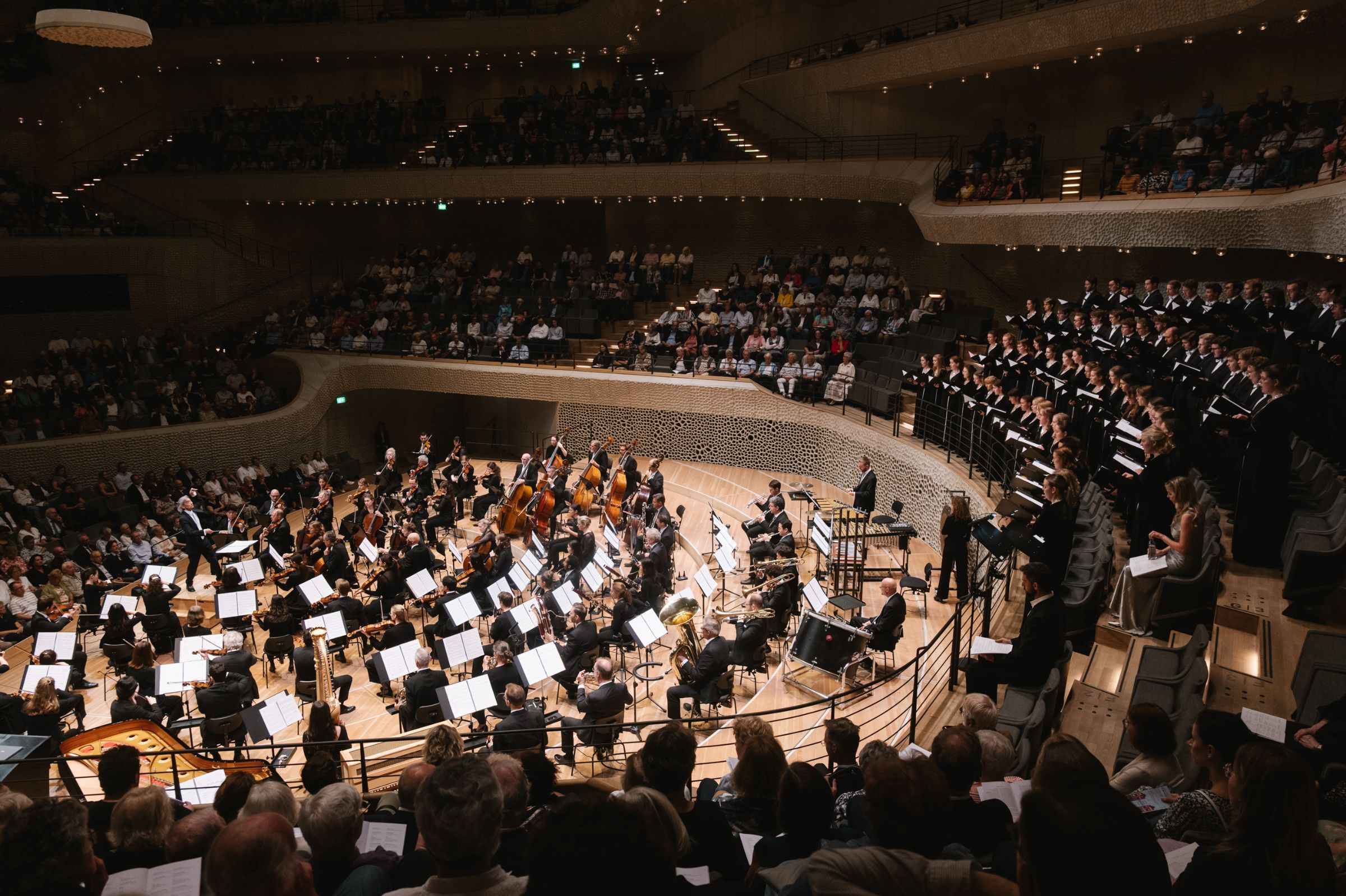 Kent Nagano conducts the Philharmonisches Staatsorchester Hamburg and Audi Jugendchorakademie &copy; Daniel Dittus