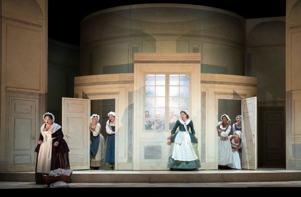Madeleine Shaw (Marcellina), Johanna Wallroth (Susanna) and members of the Glyndebourne Chorus © Glyndebourne Productions Ltd | Photography by Richard Hubert Smith