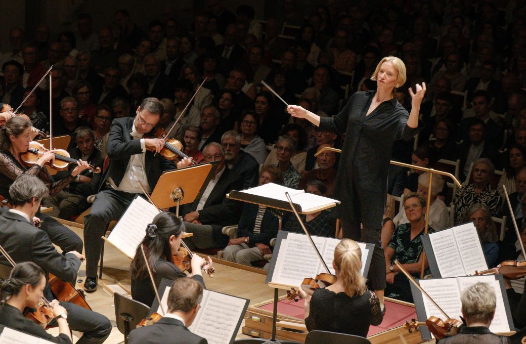 Joana Mallwitz dirigiert das Konzerthausorchester Berlin © Simon Pauly