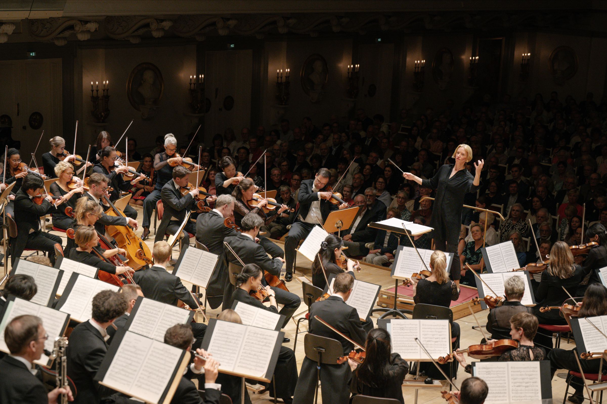 Joana Mallwitz dirigiert das Konzerthausorchester Berlin © Simon Pauly